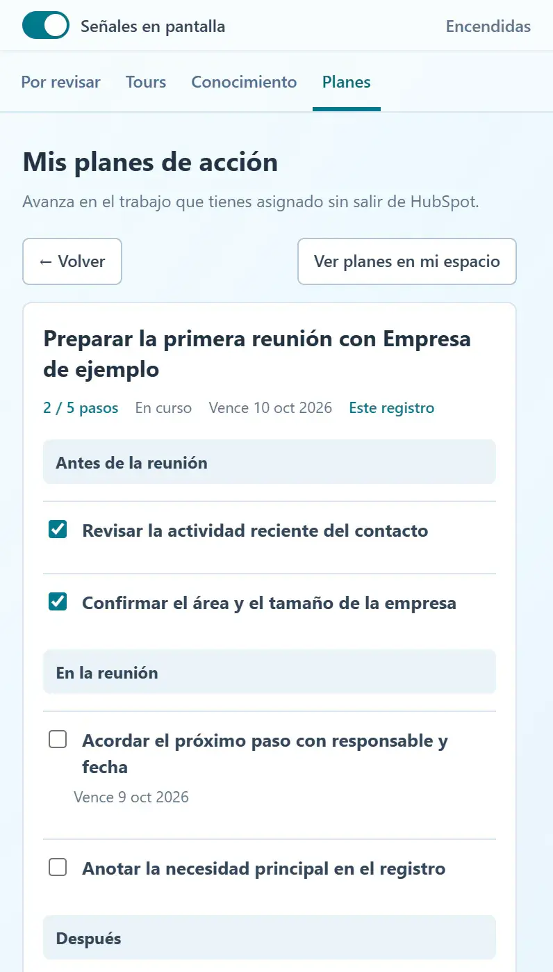 Plan de acción asignado en el Panel Lateral: dos pasos completados, el próximo paso pendiente con su fecha y las fases antes, durante y después de la reunión