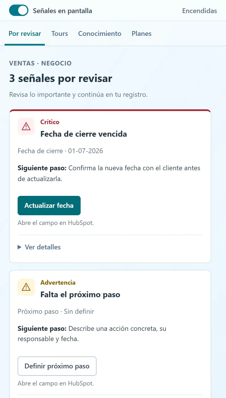 Panel Lateral de HubCoach en la pestaña Por revisar: tres señales del negocio, cada una con el siguiente paso y un botón que abre el campo en HubSpot