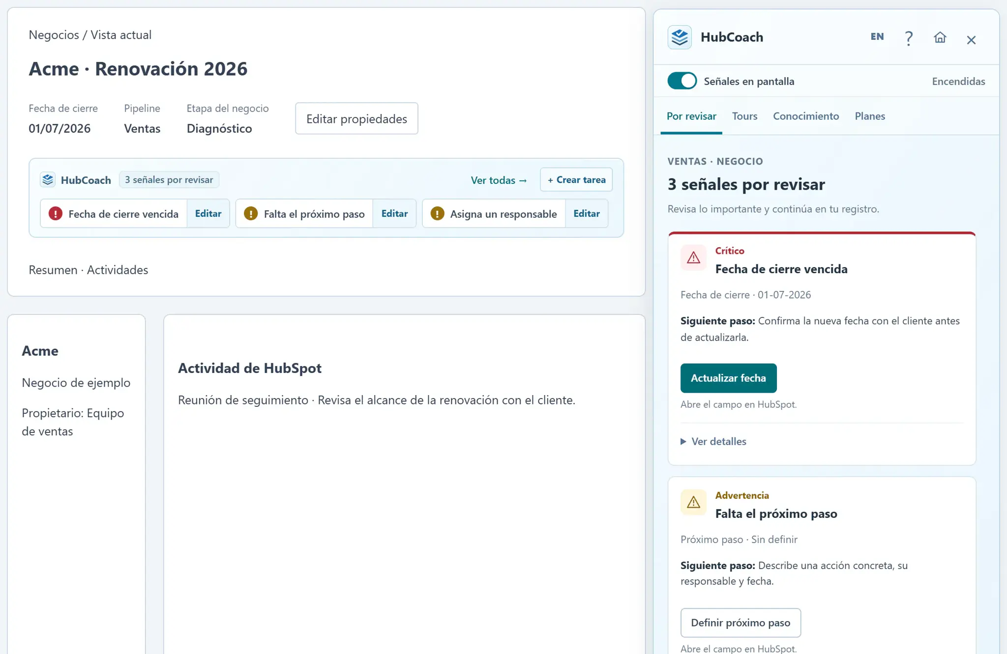 Registro de un negocio en HubSpot con la franja de HubCoach y tres señales por revisar, y el Panel Lateral abierto con la fecha de cierre vencida y el próximo paso faltante