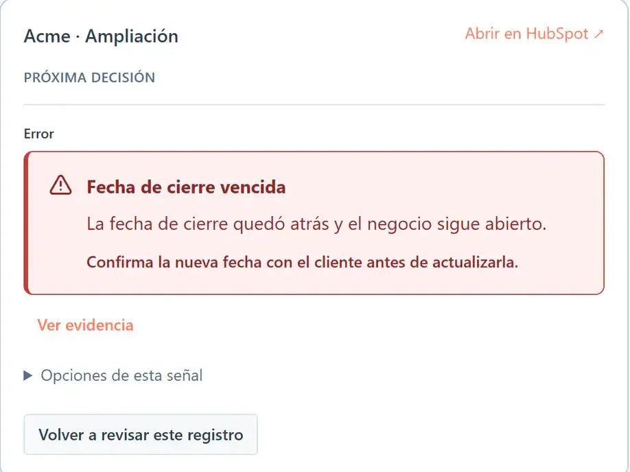Tarjeta de un negocio en el tablero de proceso con el aviso Fecha de cierre vencida y la indicación de confirmar la nueva fecha con el cliente