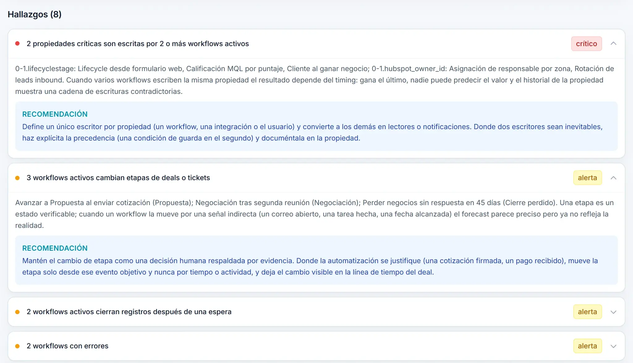 Hallazgos de workflows: propiedades críticas escritas por varios workflows y workflows que cambian etapas, cada uno con su recomendación.