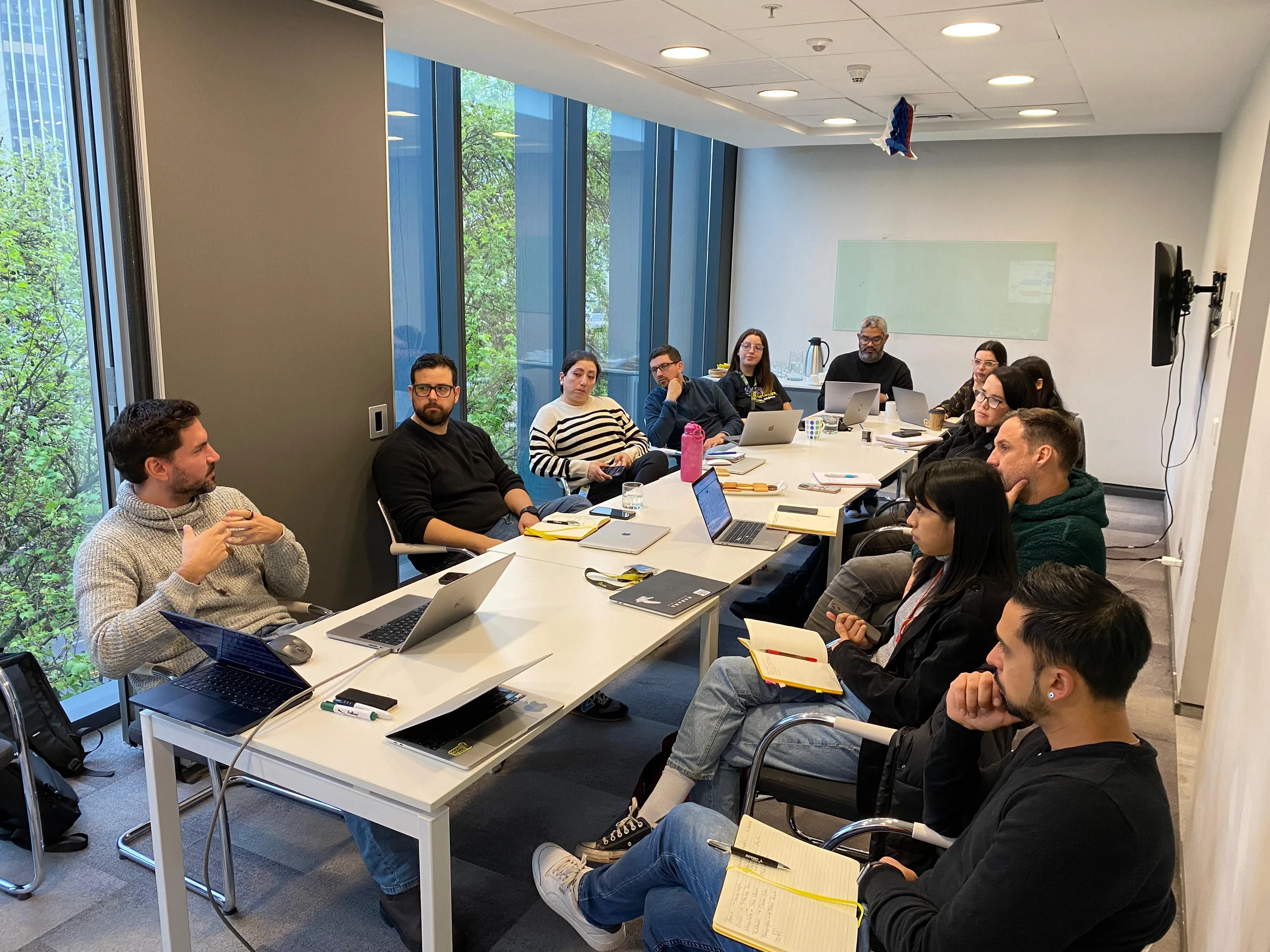 Equipo Revenue Hub trabajando con la plataforma