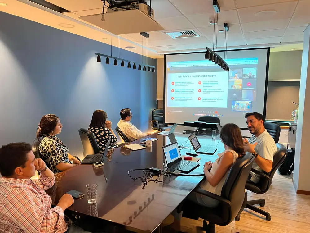 Caso de exito iConstruye — Transformacion comercial con HubSpot en Chile por Revenue Hub