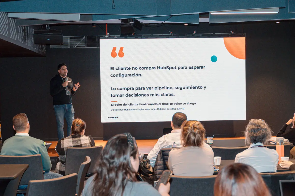Roberto Guerra, fundador de Revenue Hub Latam, presenta en el Pitch Contest del HubSpot Partner Summit LATAM 2026 en Bogotá